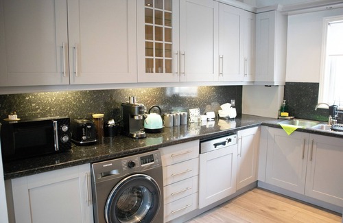 Fairfield Casa | Bright Private Terrace | Private Parking | WiFi | TV | Hot Tub Shower