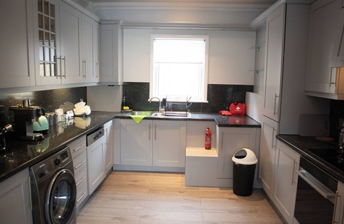Fairfield Casa | Bright Private Terrace | Private Parking | WiFi | TV | Hot Tub Shower