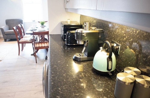 Fairfield Casa | Bright Private Terrace | Private Parking | WiFi | TV | Hot Tub Shower