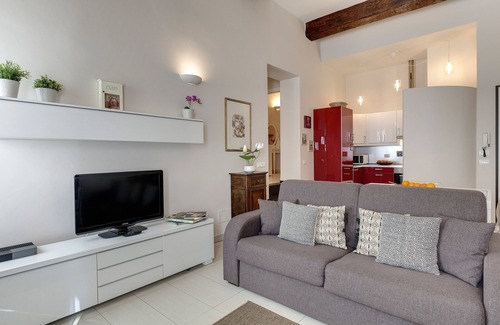 Duomo Apartamento | Bright Red Suite, 5 minutes from the Station and the Duomo