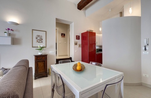 Duomo Apartamento | Bright Red Suite, 5 minutes from the Station and the Duomo
