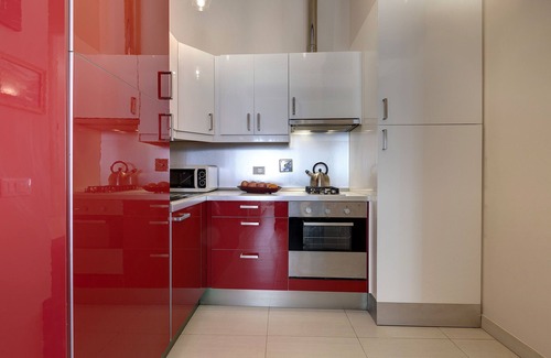 Duomo Apartamento | Bright Red Suite, 5 minutes from the Station and the Duomo