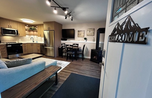 Silver Star Mountain Apartamento | Bright renovated 1 bed/1 bath suite steps from the skiway! Private hot tub too
