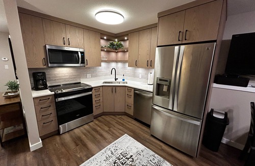 Silver Star Mountain Apartamento | Bright renovated 1 bed/1 bath suite steps from the skiway! Private hot tub too