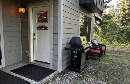 Silver Star Mountain Apartamento | Bright renovated 1 bed/1 bath suite steps from the skiway! Private hot tub too