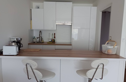 Saint-Cast-le-Guildo Apartamento | Bright, renovated garden apartment facing the sea.