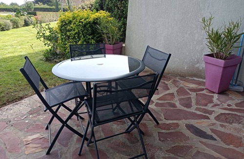 Saint-Cast-le-Guildo Apartamento | Bright, renovated garden apartment facing the sea.