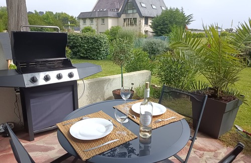 Saint-Cast-le-Guildo Apartamento | Bright, renovated garden apartment facing the sea.