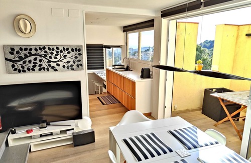 Vallpineda Apartamento | Luminoso apartamento reformado con vistas a viñedos, mar y piscina.