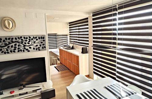 Vallpineda Apartamento | Luminoso apartamento reformado con vistas a viñedos, mar y piscina.