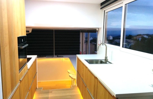 Vallpineda Apartamento | Luminoso apartamento reformado con vistas a viñedos, mar y piscina.