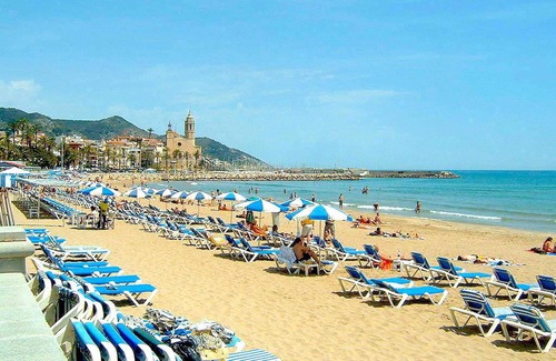 Vallpineda Apartamento | Bright renovated apartment with views of the vineyards and sea plus pool