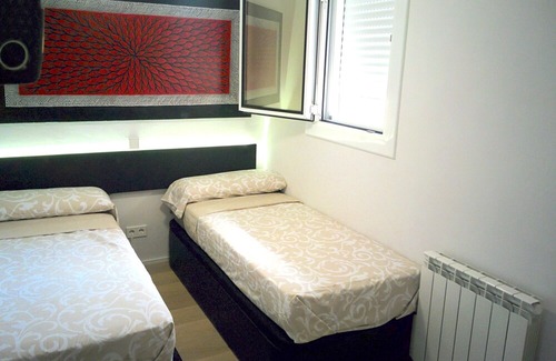 Vallpineda Apartamento | Bright renovated apartment with views of the vineyards and sea plus pool