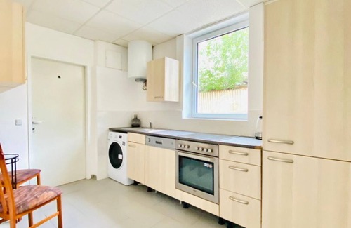 Liesing Apartamento | Bright Room in Shared Apt with Easy City Access