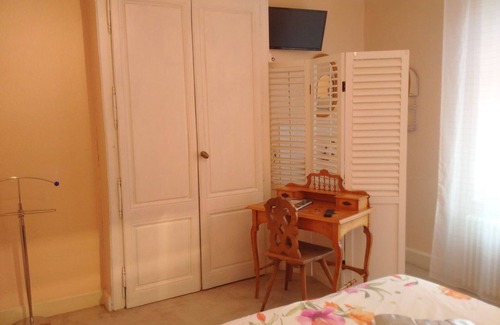 Aydoilles Cama Y Desayuno | Habitación luminosa con zonas comunes y cancha de tenis en Aydoilles