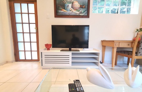 Greater Johannesburg Metropolitan Area Casa | Bright & Secure Unit In The Heart Of Sandton