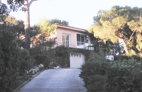 Ramatuelle Villa | brillante villa segura en la parte superior de un hermoso jardín, hermosa vista al mar, cerca de la playa
