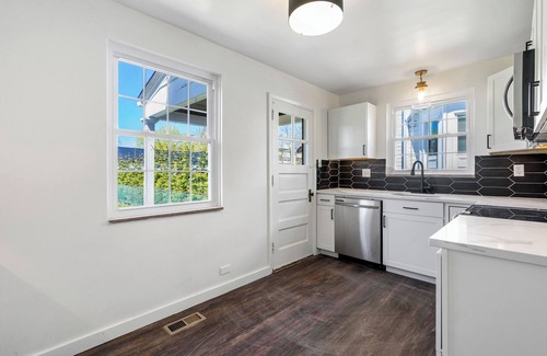 Sewickley Casa | Bright Sewickley Village House, 2BR + Office/Futon, Walk to Shops