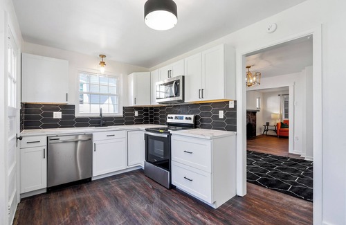 Sewickley Casa | Bright Sewickley Village House, 2BR + Office/Futon, Walk to Shops