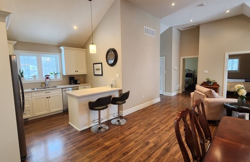 Barrie Apartamento | Bright, spacious 1200 sq foot apartment with Vaulted ceilings.