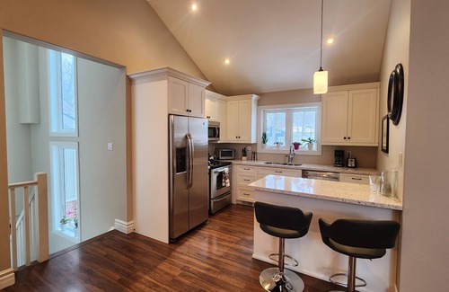 Barrie Apartamento | Bright, spacious 1200 sq foot apartment with Vaulted ceilings.