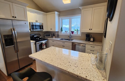 Barrie Apartamento | Bright, spacious 1200 sq foot apartment with Vaulted ceilings.