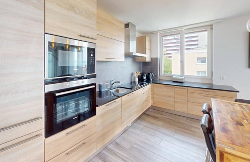 Neuchatel Apartamento | Bright & Spacious 2-bed Apartment - with Balcony & Lake View!