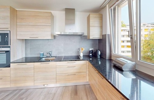 Neuchatel Apartamento | Bright & Spacious 2-bed Apartment - with Balcony & Lake View!