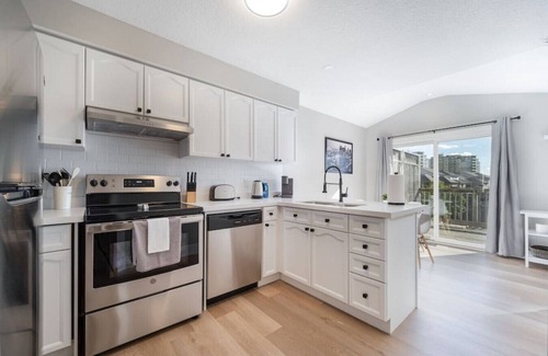 Kitchener Casa | Bright & Spacious - 3-Bedroom Home