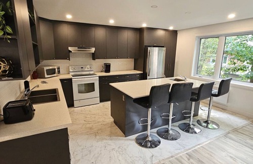 Cote-Des-Neiges—Notre-Dame-De-Grace Apartamento | Bright & Spacious 3-Bedroom Retreat in Côte-des-Neiges | Comfort & Convenience in Montreal