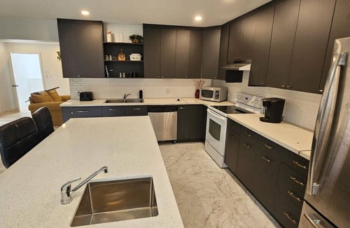 Cote-Des-Neiges—Notre-Dame-De-Grace Apartamento | Bright & Spacious 3-Bedroom Retreat in Côte-des-Neiges | Comfort & Convenience in Montreal