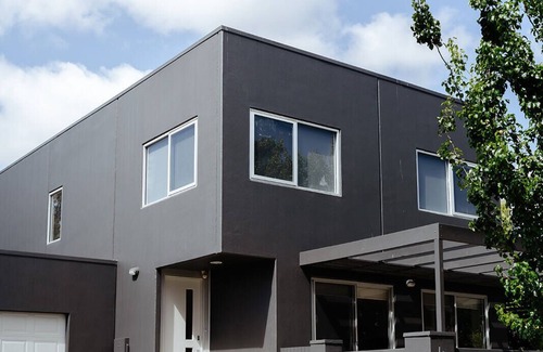 Traralgon Casa | Bright & spacious 3 br townhouse prime CBD location