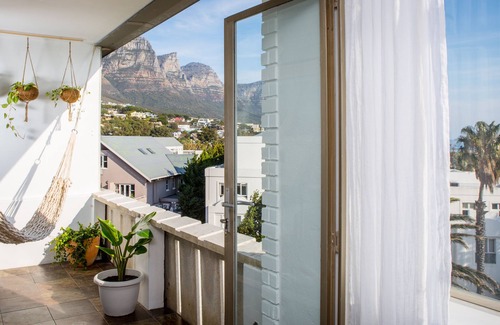 Camps Bay Apartamento | Luminoso, espacioso, recientemente renovado apartamento de 2 habitaciones en la playa de Camps Bay!