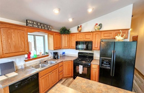 Idaho Springs Cabina | Bright & Spacious Cabin 1-mi from Idaho Springs, on 5 acres + Mountain Views!