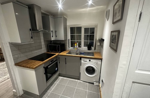 Bow Apartamento | Bright & Spacious Entire 1- Bedroom Apartment with Living Room & Private Garden