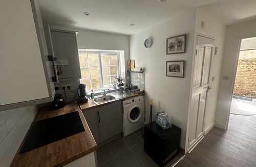 Bow Apartamento | Bright & Spacious Entire 1- Bedroom Apartment with Living Room & Private Garden
