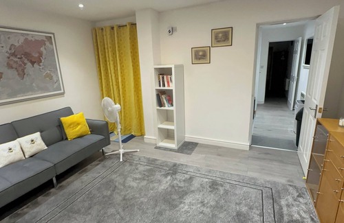 Bow Apartamento | Bright & Spacious Entire 1- Bedroom Apartment with Living Room & Private Garden