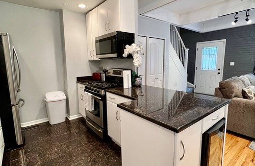 Park West Apartamento | Bright & Spacious Lincoln Park Gem – Sleeps 9!