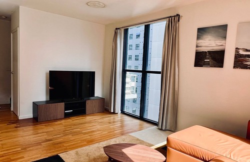 Carlton South Apartamento | Bright Spacious Loft with Free Parking and Work Space