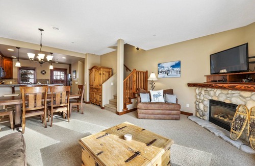 Sun Peaks Casa | Bright, Spacious, Ski-in/ Out Townhouse w/h Private Hot Tub