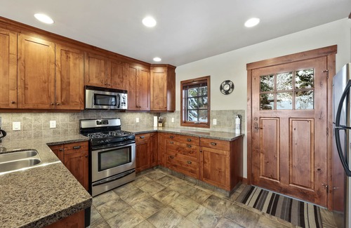 Sun Peaks Casa | Bright, Spacious, Ski-in/ Out Townhouse w/h Private Hot Tub