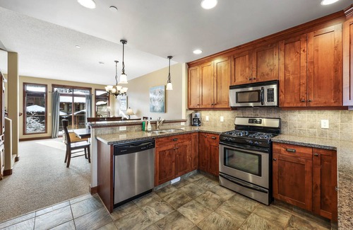 Sun Peaks Casa | Bright, Spacious, Ski-in/ Out Townhouse w/h Private Hot Tub