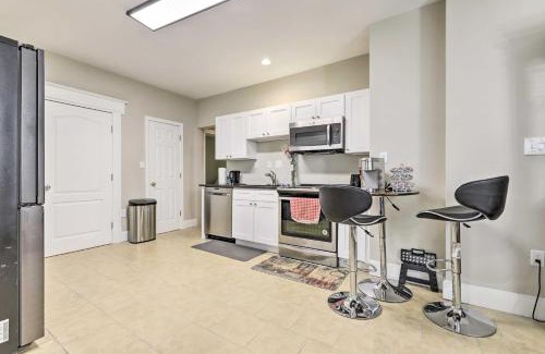 Memorial Square Apartamento | Bright Springfield Apartment with 2 Balconies!