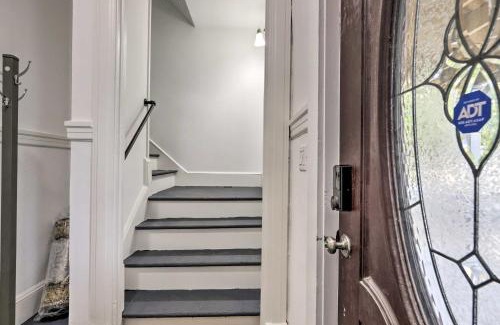 Memorial Square Apartamento | Bright Springfield Apartment with 2 Balconies!