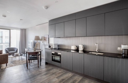 Stratford and New Town Apartamento | Bright Stratford 1BR w/ Security & Gym, nr Train Station, by Blueground