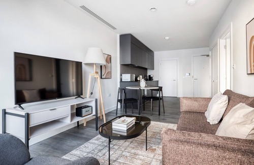 Stratford and New Town Apartamento | Bright Stratford 1BR w/ Security & Gym, nr Train Station, by Blueground