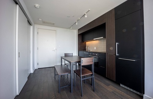 Downtown Montreal Condominio | Bright Studio in Luxury Condo Tower with Pool