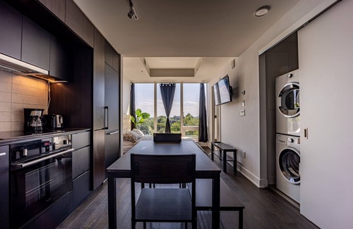 Downtown Montreal Condominio | Bright Studio in Luxury Condo Tower with Pool