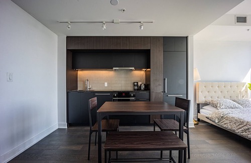Downtown Montreal Condominio | Bright Studio in Luxury Condo Tower with Pool