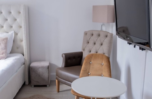 Le Bourget Apartamento | Bright studio-Netflix